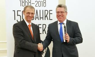 Thomas Weischede gratuliert DSB-Präsident Ullrich Krause zum Lasker-Preis
