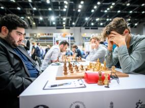 Parham Maghsoodloo (Iran) und Magnus Carlsen (Norwegen)