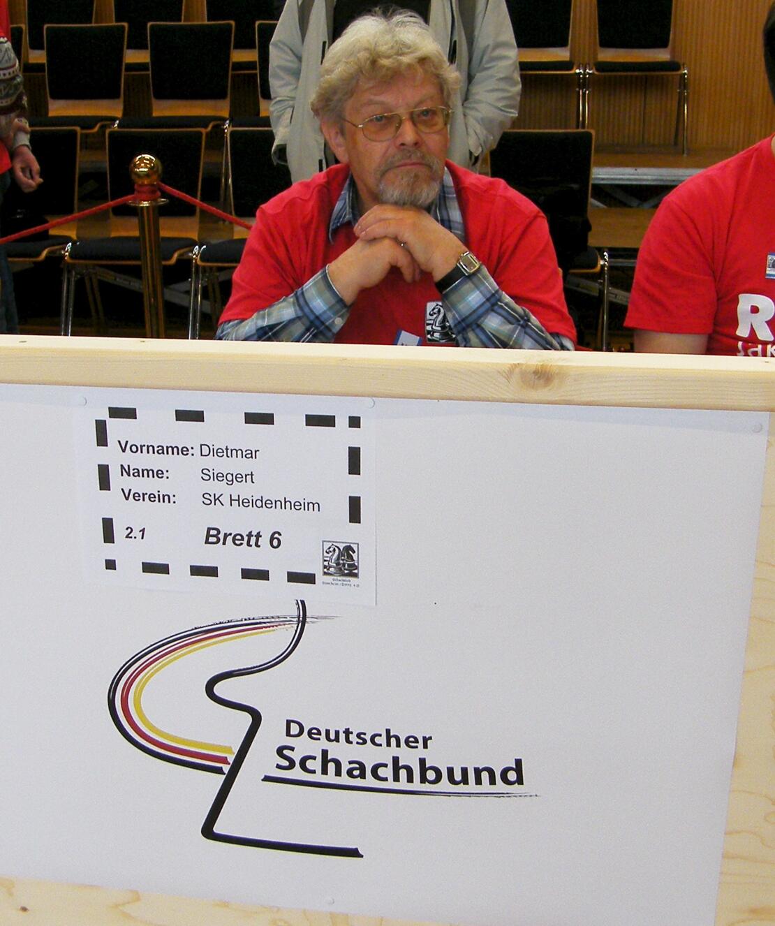Dietmar Siegert sitzt am Brett des Deutschen Schachbundes
