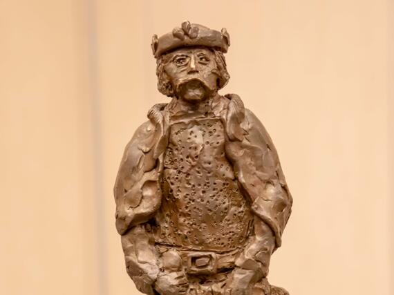 "Knut", eine bronzene Skulptur des mittelalterlichen Königs Knut (ca. 995 – 1035). Dieser hat vor 1000 Jahren in seinem Reich, bestehend aus Dänemark, Norwegen und England, das Schachspiel verbreitet.