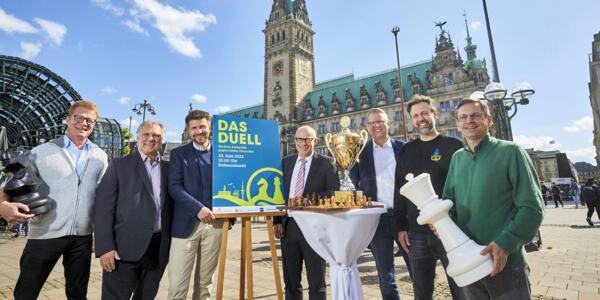 Matthias Wüllenweber (ChessBase), Björn Lengwenus (Organisator), Jan Pohl, Ties Rabe (Schulsenator Hamburg), Arndt Franzen (Barclays), Christoph Wöhlke (BUDNI) und Christian Clawien (S-Bahn Hamburg) am 2. Juni auf dem Hamburger Rathausmarkt