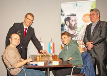 Herbert Bastian eröffnet am Brett von Daniel Malek und Rasmus Svane die letzte Runde. Rechts Ullrich Krause.