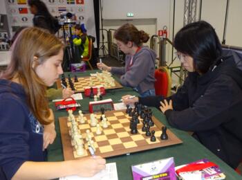 U16w, 11. Runde, Brett 1: Michelle Trunz (Platz 3) vor einer schweren Aufgabe gegen die führende Chuqiao Wang (China)