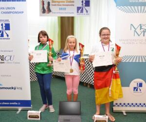 U10w: Alexia Andries (Rumänien, 2. Platz), Timea Haasova (Slowakei, 1. Platz), Evelin Bako (3. Platz)