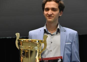 Alexander Donchenko mit dem Wanderpokal. Einen etwas kleineren durfte er mit nach Hause nehmen.