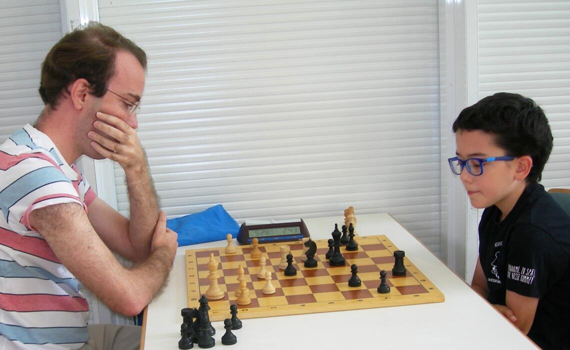 Beim Schnellschach setzte sich die Erfahrung von GM Georg Meier gegen den Deutschen U12-Meister Christian Glöckler noch mal durch.