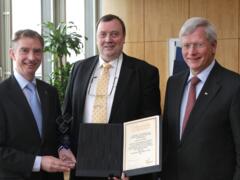 Deutscher Schachpreis für Ralf Schreiber. V.l.n.r. Hans-Jürgen Weyer, Ralf Schreiber, Eckhard Uhlenberg.