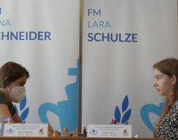 Jana Schneider gegen Lara Schulze