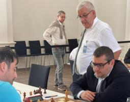 Sergej Movsesjan (rechts) steht kurz vor dem Sieg gegen Zoran Jovanovic. Thomas Wiedmann schaut zu.