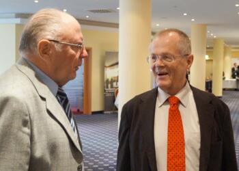 DSB-Ehrenmitglied Ernst Bedau (rechts) beim außerordentlichen Bundeskongress 2015 in Leipzig im Gespräch mit DSB-Ehrenpräsident Alfred Schlya