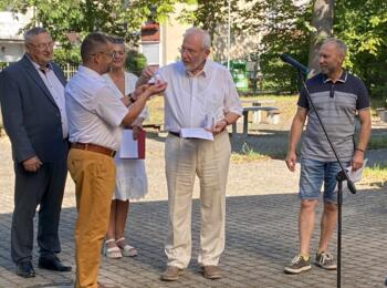 Vizebürgermeister Krzysztof Paszek (links) erhält ein Geschenk von Hans-Jürgen Hochgräfe. Links Turnierleiter Krzysztof Wolski, hinten Ania Adamiak, Mitarbeiterin des Kulturzentrums.