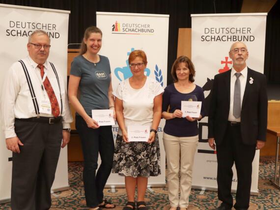 Altersklasse 50+ Frauen: Schiedsrichter Lothar Oettel, Anita Stangl (3.), Katrin Dämering (2.), Constanze Jahn (1.) und Turnierleiter Gerhard Meiwald