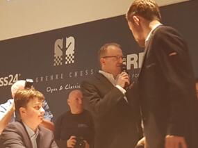 Magnus Carlsen kommt an das Brett von Vincent Keymer