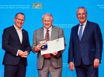Jörg Ammon (Präsident des bayerischen Landessportverbandes), Peter Eberl und Joachim Herrmann (bayerischer Staatsminister des Innern)