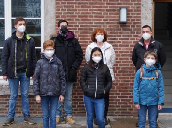 Vorn Jonas Eilenberg, Lepu Coco Zhou und Magnus Ermitsch, hinten Jakob Leon Pajeken, Steve Berger, Brigitte Große-Honebrink und Bernd Vökler