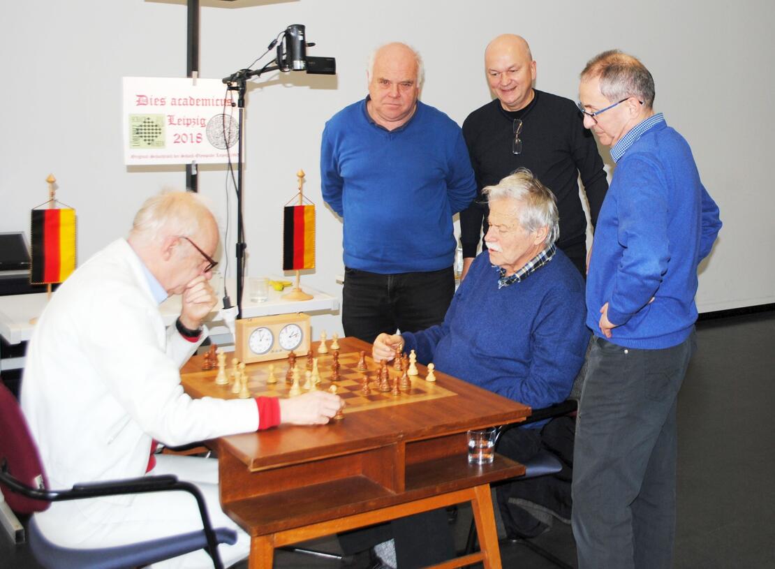 Uni Leipzig 1918: Robert Hübner und Vlastimil Hort am historischen Tisch der Schacholympiade in Leipzig 1960. Kiebitze stehend: Konrad Reiß, Gerhard Köhler, GM Rainer Knaak (von links)