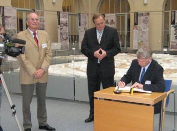 ICCF-Kongress 2006 in Dresden: Fritz Baumbach und Dresdens Bürgermeister Winfried Lehmann sind dabei als sich ICCF-Ehrenpräsident Alan Borwell in das Buch der Stadt Dresden einträgt.