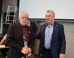 Ullrich Krause (rechts) verabschiedet Guido Springer als AKLV-Sprecher