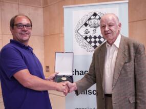 Florian Best (Organisator und Vorsitzender der Schachfreunde Hillscheid) gratuliert Winfried Schlotter (rechts) zur 50-jährigen Mitgliedschaft in seinem Verein