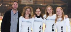 Trikotsponsor (Blue_Lightning) der Schachfreunde Friedberg und deren Teamkapitän: René Gabel, mit seinen "Burgfräuleins" Ticia Gara, Lyubka Genova, Adriana Nikolova und Elena Levushkina im Eisstadion in Bad Nauheim