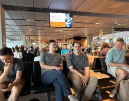 Dmitrij Kollars, Frederik Svane, Matthias Blübaum und Trainer Jan Gustafsson auf dem Flughafen