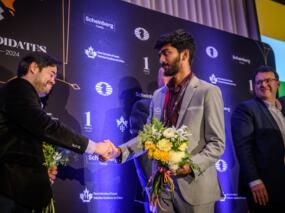 Hikaru Nakamura (USA) gratuliert Dommaraju Gukesh (Indien). Rechts FIDE-Generaldirektor Emil Sutovsky.