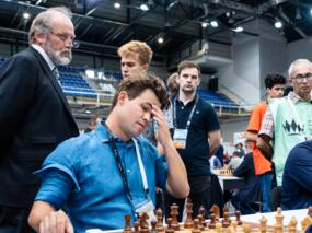 Magnus Carlsen, links hinter ihm Bernhard Riess