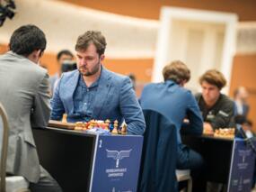 Wladimir Fedosejew. Im Hintergrund Vincent Keymer und Magnus Carlsen.