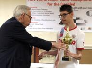 Dr. Leroy Dubeck übergibt Ilja Lipilin (Russland) den Pokal für den 1. Platz