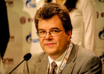 Klaus Bischoff kommentierte die Partien und leitete die Presskonferenzen bei der Weltmeisterschaft 2008 in Bonn