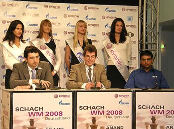 Wladimir Kramnik, Klaus Bischoff und Viswanathan Anand