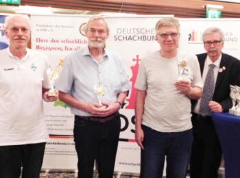 Kategorie 65+: Stephan Buchal (3.), Jürgen Juhnke (1.), Wladimir Podat (3.) und DSB-Seniorenreferent Wolfgang Block