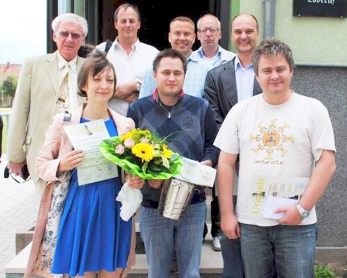 Gruppenfoto 2011. V.l.n.r. Dr. Günter Reinemann, Elisabeth Pähtz, Turnierorganisator Michael Klyszcz, Alexander Naumann, Holger Pröhl, Dr. Robert Hübner, Mike Stolz und Roman Slobodjan