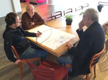 Gruppenarbeit um Fragen des Vereins auszuarbeiten. Rechts Helmut Flöel, Vorsitzender des SK Zehlendorf.