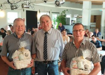 Prof. Dr. Jörg Schmidt (links) und Manfred Riechert (rechts) wurden von Andreas Domaske mit Geschenken aus dem Präsidium verabschiedet