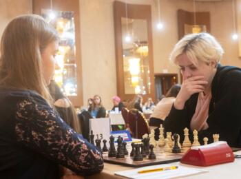Lara Schulze (links) verliert in Runde 5 gegen IM Alexandra Malzewskaja (Polen)