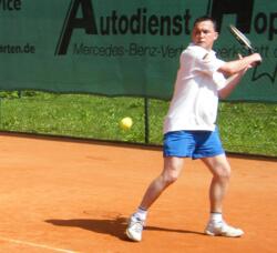 Bernd Vökler auf dem Tennisplatz in Neuenhagen