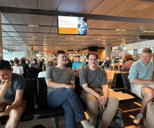 Dmitrij Kollars, Frederik Svane, Matthias Blübaum und Trainer Jan Gustafsson auf dem Flughafen