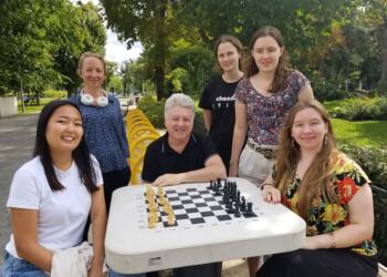 Dinara Wagner, Elisabeth Paehtz, Women’s national coach Yuri Yakovich, Josefine Heinemann, Hanna Marie Klek and Lara Schulze