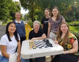 Dinara Wagner, Elisabeth Paehtz, Women’s national coach Yuri Yakovich, Josefine Heinemann, Hanna Marie Klek and Lara Schulze