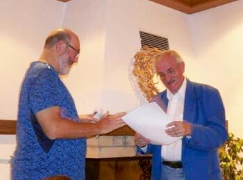 Siegerehrung: Bezirksleiter Günter Thieme (Platz 2) gratuliert Gerhard Dyballa (Platz 1)