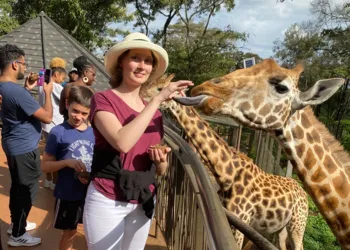 Josefine auf Exkursion im Giraffencenter