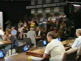 Zuschauer, Schachspieler und die beiden Kommentatoren