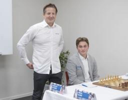 Vincent Keymer mit einem Vertreter des Turniersponsors