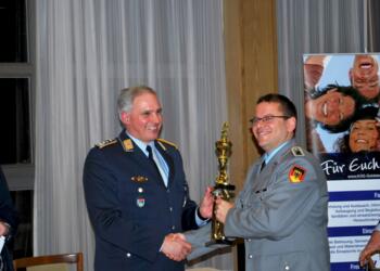 Oberst Dirk Niedermaier gratuliert Sieger Mark Helbig