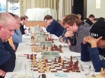 Links der Präsident des Berliner Schachverbandes, Carsten Schmidt