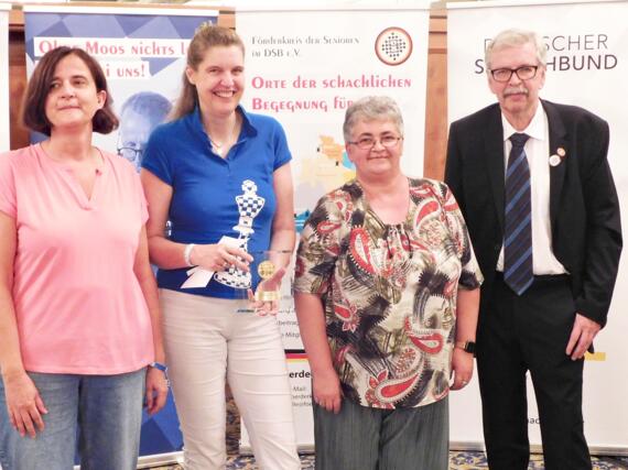 Schnellschach 50+ Frauenwertung: Ulrike Storkebaum (3.), Anita Stangl (1.), Daniela Iosif-Höllenriegel (2.) und DSB-Seniorenreferent Wolfgang Block