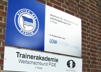 Tür an Tür mit Berlins berühmtesten Fußballklub: die FIDE-Trainerakademie.