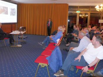 Dr. Helmut Pfleger und Dr. Michael Negele beim Vortrag