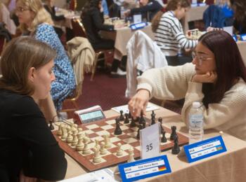 Hanna Marie Klek (links) gewinnt in Runde 5 gegen WCM Sabina Rzali (Aserbaidschan)